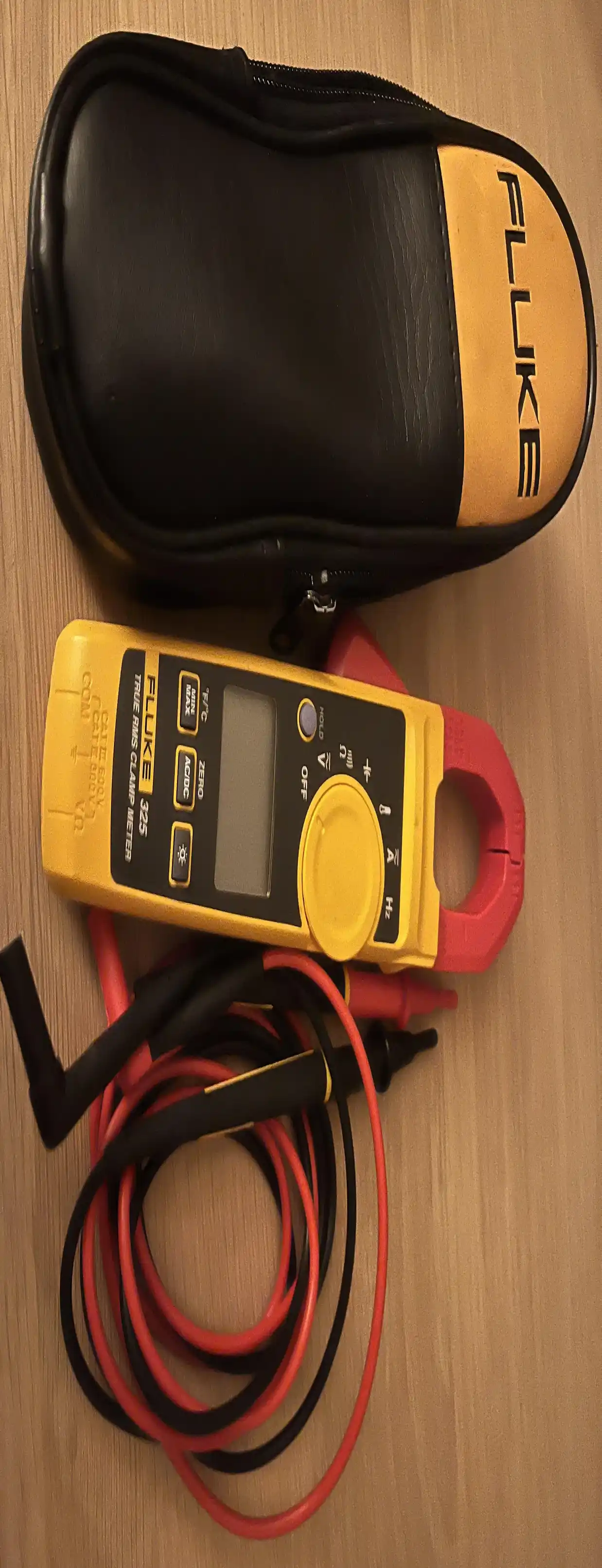 Fluke 323 clamp meter image 3